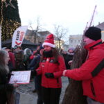 Radio Kielce rozdaje choinki na kieleckim Rynku / Marzena Mąkosa / Radio Kielce