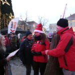 Radio Kielce rozdaje choinki na kieleckim Rynku / Marzena Mąkosa / Radio Kielce