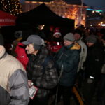 Radio Kielce rozdaje choinki na kieleckim Rynku / Marzena Mąkosa / Radio Kielce