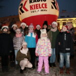 Radio Kielce rozdaje choinki na kieleckim Rynku / Marzena Mąkosa / Radio Kielce