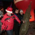 Radio Kielce rozdaje choinki na kieleckim Rynku / Marzena Mąkosa / Radio Kielce