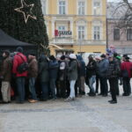 Radio Kielce rozdaje choinki na kieleckim Rynku / Marzena Mąkosa / Radio Kielce