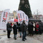 Radio Kielce rozdaje choinki na kieleckim Rynku / Marzena Mąkosa / Radio Kielce