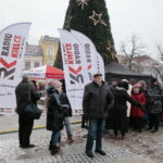 Radio Kielce rozdaje choinki na kieleckim Rynku / Marzena Mąkosa / Radio Kielce