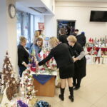 Bożonarodzeniowy kiermasz w urzędzie marszałkowskim / Marzena Mąkosa / Radio Kielce