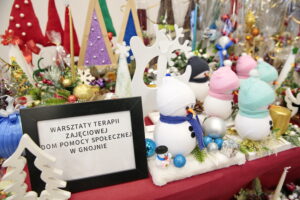 Bożonarodzeniowy kiermasz w urzędzie marszałkowskim / Marzena Mąkosa / Radio Kielce