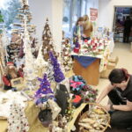 Bożonarodzeniowy kiermasz w urzędzie marszałkowskim / Marzena Mąkosa / Radio Kielce