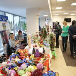 Bożonarodzeniowy kiermasz w urzędzie marszałkowskim / Marzena Mąkosa / Radio Kielce