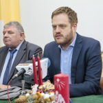 Podpisanie umowy na budowę Centrum Urazowego dla Dzieci. Na zdjęciu (od lewej): Andrzej Domański - dyrektor Wojewódzkiego Szpitala Zespolonego w Kielcach i Janusz Cieszyński - podsekretarz stanu w Ministerstwie Zdrowia / Marzena Mąkosa / Radio Kielce