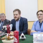 Podpisanie umowy na budowę Centrum Urazowego dla Dzieci. Na zdjęciu (od lewej): Andrzej Domański - dyrektor Wojewódzkiego Szpitala Zespolonego w Kielcach, Janusz Cieszyński - podsekretarz stanu w Ministerstwie Zdrowia i Agata Wojtyszek - wojewoda świętokrzyski / Marzena Mąkosa / Radio Kielce