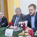 Podpisanie umowy na budowę Centrum Urazowego dla Dzieci. Na zdjęciu (od lewej): Marek Bogusławski - członek Zarządu Województwa Świętokrzyskiego, Andrzej Domański - dyrektor Wojewódzkiego Szpitala Zespolonego w Kielcach i Janusz Cieszyński - podsekretarz stanu w Ministerstwie Zdrowia / Marzena Mąkosa / Radio Kielce