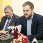 Podpisanie umowy na budowę Centrum Urazowego dla Dzieci. Na zdjęciu (od lewej): Andrzej Domański - dyrektor Wojewódzkiego Szpitala Zespolonego w Kielcach i Janusz Cieszyński - podsekretarz stanu w Ministerstwie Zdrowia / Marzena Mąkosa / Radio Kielce