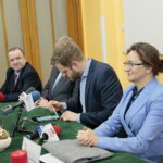 Podpisanie umowy na budowę Centrum Urazowego dla Dzieci. Na zdjęciu (od lewej): Marek Bogusławski - członek Zarządu Województwa Świętokrzyskiego, Andrzej Domański - dyrektor Wojewódzkiego Szpitala Zespolonego w Kielcach, Janusz Cieszyński - podsekretarz stanu w Ministerstwie Zdrowia i Agata Wojtyszek - wojewoda świętokrzyski / Marzena Mąkosa / Radio Kielce