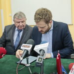 Podpisanie umowy na budowę Centrum Urazowego dla Dzieci. Na zdjęciu (od lewej): Andrzej Domański - dyrektor Wojewódzkiego Szpitala Zespolonego w Kielcach i Janusz Cieszyński - podsekretarz stanu w Ministerstwie Zdrowia / Marzena Mąkosa / Radio Kielce