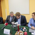 Podpisanie umowy na budowę Centrum Urazowego dla Dzieci. Na zdjęciu (od lewej): Marek Bogusławski - członek Zarządu Województwa Świętokrzyskiego, Andrzej Domański - dyrektor Wojewódzkiego Szpitala Zespolonego w Kielcach, Janusz Cieszyński - podsekretarz stanu w Ministerstwie Zdrowia i Agata Wojtyszek - wojewoda świętokrzyski / Marzena Mąkosa / Radio Kielce