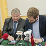 Podpisanie umowy na budowę Centrum Urazowego dla Dzieci. Na zdjęciu (od lewej): Andrzej Domański - dyrektor Wojewódzkiego Szpitala Zespolonego w Kielcach i Janusz Cieszyński - podsekretarz stanu w Ministerstwie Zdrowia / Marzena Mąkosa / Radio Kielce