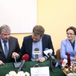 Podpisanie umowy na budowę Centrum Urazowego dla Dzieci. Na zdjęciu (od lewej): Andrzej Domański - dyrektor Wojewódzkiego Szpitala Zespolonego w Kielcach, Janusz Cieszyński - podsekretarz stanu w Ministerstwie Zdrowia i Agata Wojtyszek - wojewoda świętokrzyski / Marzena Mąkosa / Radio Kielce