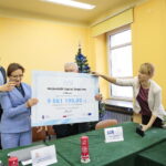 Podpisanie umowy na budowę Centrum Urazowego dla Dzieci. Wręczenie czeku. Na zdjęciu: Janusz Cieszyński - podsekretarz stanu w Ministerstwie Zdrowia, Agata Wojtyszek - wojewoda świętokrzyski / Marzena Mąkosa / Radio Kielce