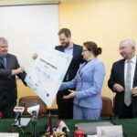 Podpisanie umowy na budowę Centrum Urazowego dla Dzieci. Wręczenie czeku. Na zdjęciu (od lewej): Andrzej Domański - dyrektor Wojewódzkiego Szpitala Zespolonego w Kielcach, Janusz Cieszyński - podsekretarz stanu w Ministerstwie Zdrowia, Agata Wojtyszek - wojewoda świętokrzyski i Krzysztof Lipiec - poseł PiS / Marzena Mąkosa / Radio Kielce