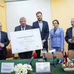 Podpisanie umowy na budowę Centrum Urazowego dla Dzieci. Wręczenie czeku. Na zdjęciu (od lewej): Marek Bogusławski - członek Zarządu Województwa Świętokrzyskiego, Andrzej Domański - dyrektor Wojewódzkiego Szpitala Zespolonego w Kielcach, Janusz Cieszyński - podsekretarz stanu w Ministerstwie Zdrowia, Agata Wojtyszek - wojewoda świętokrzyski i Krzysztof Lipiec - poseł PiS / Marzena Mąkosa / Radio Kielce