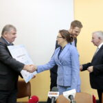 Podpisanie umowy na budowę Centrum Urazowego dla Dzieci. Wręczenie czeku. Na zdjęciu (od lewej): Andrzej Domański - dyrektor Wojewódzkiego Szpitala Zespolonego w Kielcach, Agata Wojtyszek - wojewoda świętokrzyski, Janusz Cieszyński - podsekretarz stanu w Ministerstwie Zdrowia i Krzysztof Lipiec - poseł PiS / Marzena Mąkosa / Radio Kielce