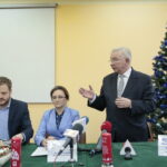 Podpisanie umowy na budowę Centrum Urazowego dla Dzieci. Na zdjęciu (od lewej): Janusz Cieszyński - podsekretarz stanu w Ministerstwie Zdrowia, Agata Wojtyszek - wojewoda świętokrzyski i Krzysztof Lipiec - poseł PiS / Marzena Mąkosa / Radio Kielce