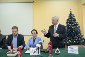 Podpisanie umowy na budowę Centrum Urazowego dla Dzieci. Na zdjęciu (od lewej): Janusz Cieszyński - podsekretarz stanu w Ministerstwie Zdrowia, Agata Wojtyszek - wojewoda świętokrzyski i Krzysztof Lipiec - poseł PiS / Marzena Mąkosa / Radio Kielce