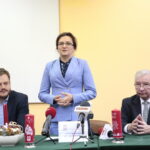 Podpisanie umowy na budowę Centrum Urazowego dla Dzieci. Na zdjęciu (od lewej): Janusz Cieszyński - podsekretarz stanu w Ministerstwie Zdrowia, Agata Wojtyszek - wojewoda świętokrzyski i Krzysztof Lipiec - poseł PiS / Marzena Mąkosa / Radio Kielce