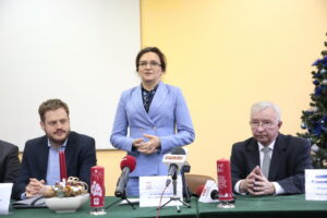 Podpisanie umowy na budowę Centrum Urazowego dla Dzieci. Na zdjęciu (od lewej): Janusz Cieszyński - podsekretarz stanu w Ministerstwie Zdrowia, Agata Wojtyszek - wojewoda świętokrzyski i Krzysztof Lipiec - poseł PiS / Marzena Mąkosa / Radio Kielce