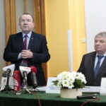 Podpisanie umowy na budowę Centrum Urazowego dla Dzieci. Marek Bogusławski - członek Zarządu Województwa Świętokrzyskiego i Andrzej Domański - dyrektor Wojewódzkiego Szpitala Zespolonego w Kielcach / Marzena Mąkosa / Radio Kielce