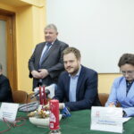 Podpisanie umowy na budowę Centrum Urazowego dla Dzieci. Na zdjęciu (od lewej): Marek Bogusławski - członek Zarządu Województwa Świętokrzyskiego, Andrzej Domański - dyrektor Wojewódzkiego Szpitala Zespolonego w Kielcach, Janusz Cieszyński - podsekretarz stanu w Ministerstwie Zdrowia, Agata Wojtyszek - wojewoda świętokrzyski / Marzena Mąkosa / Radio Kielce