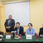 Podpisanie umowy na budowę Centrum Urazowego dla Dzieci. Na zdjęciu (od lewej): Marek Bogusławski - członek Zarządu Województwa Świętokrzyskiego, Andrzej Domański - dyrektor Wojewódzkiego Szpitala Zespolonego w Kielcach, Janusz Cieszyński - podsekretarz stanu w Ministerstwie Zdrowia, Agata Wojtyszek - wojewoda świętokrzyski i Krzysztof Lipiec - poseł PiS / Marzena Mąkosa / Radio Kielce