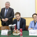 Podpisanie umowy na budowę Centrum Urazowego dla Dzieci. Na zdjęciu (od lewej): Andrzej Domański - dyrektor Wojewódzkiego Szpitala Zespolonego w Kielcach, Janusz Cieszyński - podsekretarz stanu w Ministerstwie Zdrowia i Agata Wojtyszek - wojewoda świętokrzyski / Marzena Mąkosa / Radio Kielce