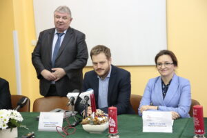 Podpisanie umowy na budowę Centrum Urazowego dla Dzieci. Na zdjęciu (od lewej): Andrzej Domański - dyrektor Wojewódzkiego Szpitala Zespolonego w Kielcach, Janusz Cieszyński - podsekretarz stanu w Ministerstwie Zdrowia i Agata Wojtyszek - wojewoda świętokrzyski / Marzena Mąkosa / Radio Kielce