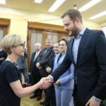 Wręczenie odznaczeń dla lekarzy przez Janusza Cieszyńskiego - podsekretarza stanu w Ministerstwie Zdrowia / Marzena Mąkosa / Radio Kielce