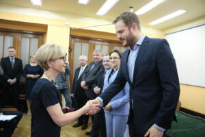 Wręczenie odznaczeń dla lekarzy przez Janusza Cieszyńskiego - podsekretarza stanu w Ministerstwie Zdrowia / Marzena Mąkosa / Radio Kielce