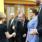 Wręczenie odznaczeń dla lekarzy. Gratulacje składa Marek Bogusławski - członek Zarządu Województwa Świętokrzyskiego. Po prawej Agata Wojtyszek - wojewoda świętokrzyski  / Marzena Mąkosa / Radio Kielce