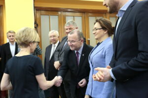 Wręczenie odznaczeń dla lekarzy. Gratulacje składa Marek Bogusławski - członek Zarządu Województwa Świętokrzyskiego. Po prawej Agata Wojtyszek - wojewoda świętokrzyski / Marzena Mąkosa / Radio Kielce