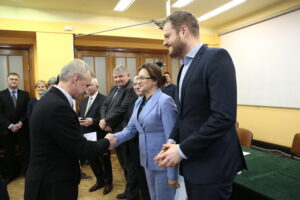 Wręczenie odznaczeń dla lekarzy przez Janusza Cieszyńskiego - podsekretarza stanu w Ministerstwie Zdrowia. Na zdjęciu (od prawej): Janusz Cieszyński - podsekretarz stanu w Ministerstwie Zdrowia, Agata Wojtyszek - wojewoda świętokrzyski, Marek Bogusławski - członek Zarządu Województwa Świętokrzyskiego, Andrzej Domański - dyrektor Wojewódzkiego Szpitala Zespolonego w Kielcach i Krzysztof Lipiec - poseł PiS / Marzena Mąkosa / Radio Kielce