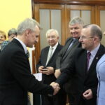 Wręczenie odznaczeń dla lekarzy. Gratulacje składa Marek Bogusławski - członek Zarządu Województwa Świętokrzyskiego / Marzena Mąkosa / Radio Kielce