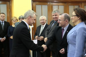 Wręczenie odznaczeń dla lekarzy. Gratulacje składa Marek Bogusławski - członek Zarządu Województwa Świętokrzyskiego / Marzena Mąkosa / Radio Kielce