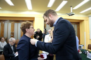 Wręczenie odznaczeń dla lekarzy przez Janusza Cieszyńskiego - podsekretarza stanu w Ministerstwie Zdrowia / Marzena Mąkosa / Radio Kielce