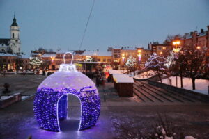 Ostrowiec. Iluminacje świąteczne / Marzena Mąkosa / Radio Kielce