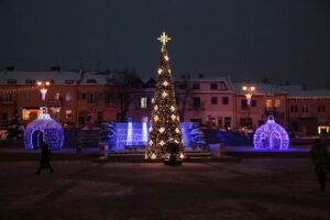 Ostrowiec. Iluminacje świąteczne / Marzena Mąkosa / Radio Kielce