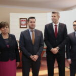 Spotkanie opłatkowe w kieleckim Ratuszu. Na zdjęciu (od lewej): Danuta Papaj - pełnomocnik prezydenta Kielc, Kamil Suchański - przewodniczący Rady Miasta Kielce, Bogdan Wenta - prezydent Kielc i Marcin Różycki - zastępca prezydenta Kielc  / Marzena Mąkosa / Radio Kielce