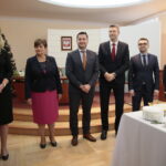 Spotkanie opłatkowe w kieleckim Ratuszu. Na zdjęciu (od lewej): Iwona Sabat - główny specjalista z Biura prasowego Urzędu Miasta Kielce, Danuta Papaj - pełnomocnik prezydenta Kielc, Kamil Suchański - przewodniczący Rady Miasta Kielce, Bogdan Wenta - prezydent Kielc, Marcin Różycki - zastępca prezydenta Kielc i Katarzyna Zapała - wiceprzewodniczący Rady Miasta Kielce  / Marzena Mąkosa / Radio Kielce