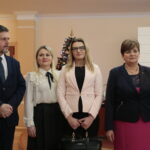 Spotkanie opłatkowe w kieleckim Ratuszu. Na zdjęciu (od lewej): Jarosław Karyś - wiceprzewodniczący Rady Miasta Kielce, Katarzyna Kwietniak - przewodnicząca komisji finansów publicznych, Joanna Winiarska - wiceprzewodnicząca Rady Miasta Kielce i Danuta Papaj - pełnomocnik prezydenta Kielc / Marzena Mąkosa / Radio Kielce
