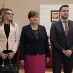 Spotkanie opłatkowe w kieleckim Ratuszu. Na zdjęciu (od lewej): Joanna Winiarska - wiceprzewodnicząca Rady Miasta Kielce, Danuta Papaj - pełnomocnik prezydenta Kielc i Kamil Suchański - przewodniczący Rady Miasta Kielce / Marzena Mąkosa / Radio Kielce