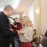 Spotkanie opłatkowe w kieleckim Ratuszu. Na zdjęciu: Bogdan Wenta - prezydent Kielc i Renata Morąg - sekretarz Radia Kielce  / Marzena Mąkosa / Radio Kielce