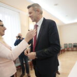 Spotkanie opłatkowe w kieleckim Ratuszu. Joanna Winiarska - wiceprzewodnicząca Rady Miasta Kielce i Bogdan Wenta - prezydent Kielc  / Marzena Mąkosa / Radio Kielce